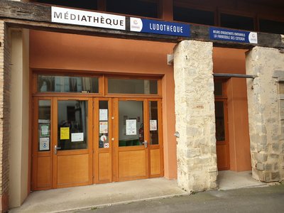 entrée médiathèque et ludothèque