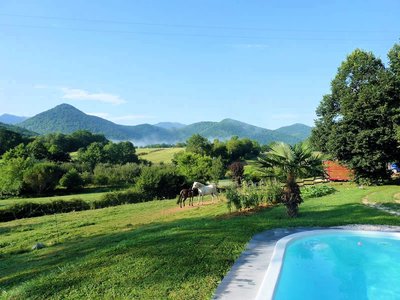 Location-meuble--l-aventura--gite--regades--pyrenees--piscine--vue-sur-les-pyrenees